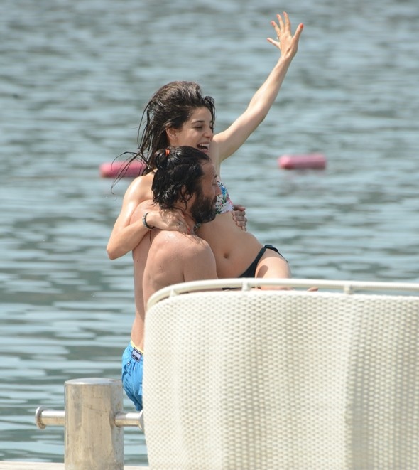 Elvin Levinler'in sevgilisiyle tatil keyfi