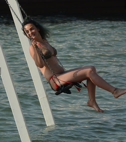 Özlem Maden'in tatilde salıncak keyfi!