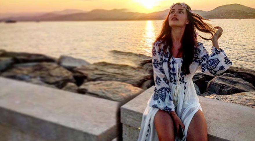 Fahriye Evcen’in Fransa’dan tatil pozu