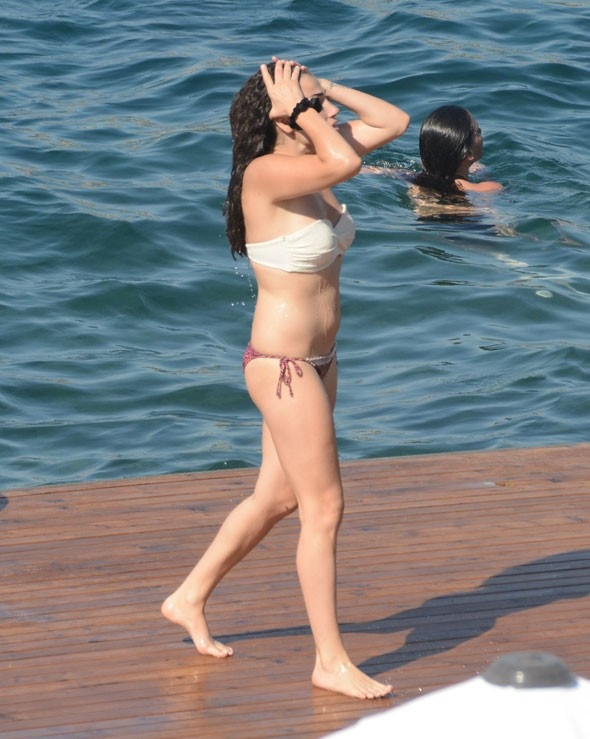 Dilan Çıtak'tan bikini şov!