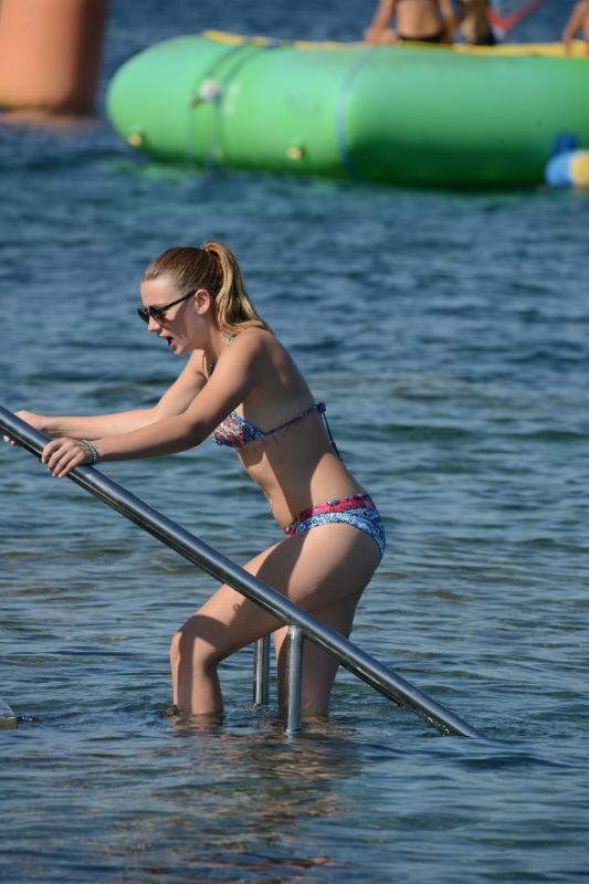 Plajda Gizem Karaca rüzgarı esti!