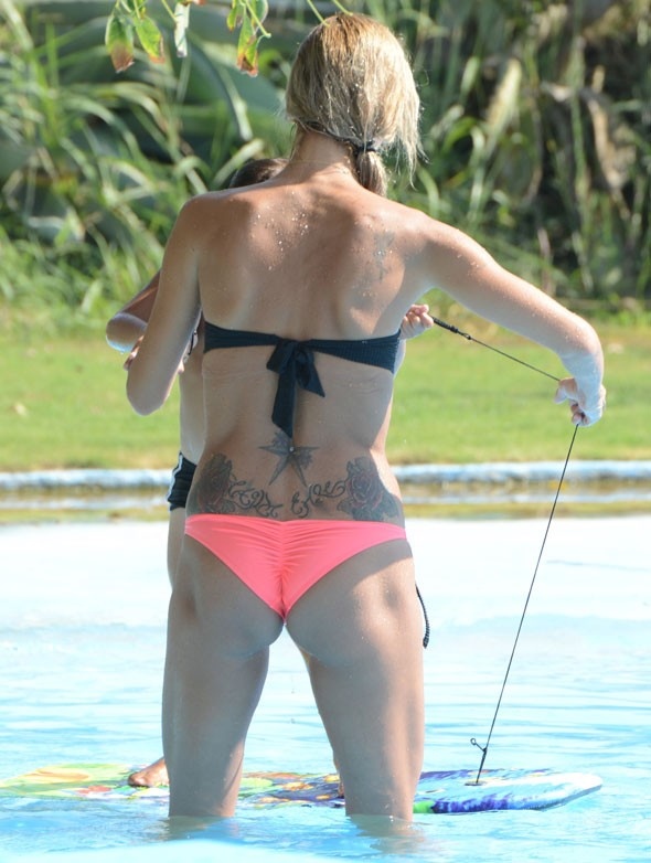 Çağla Şikel Surf Tahtasında