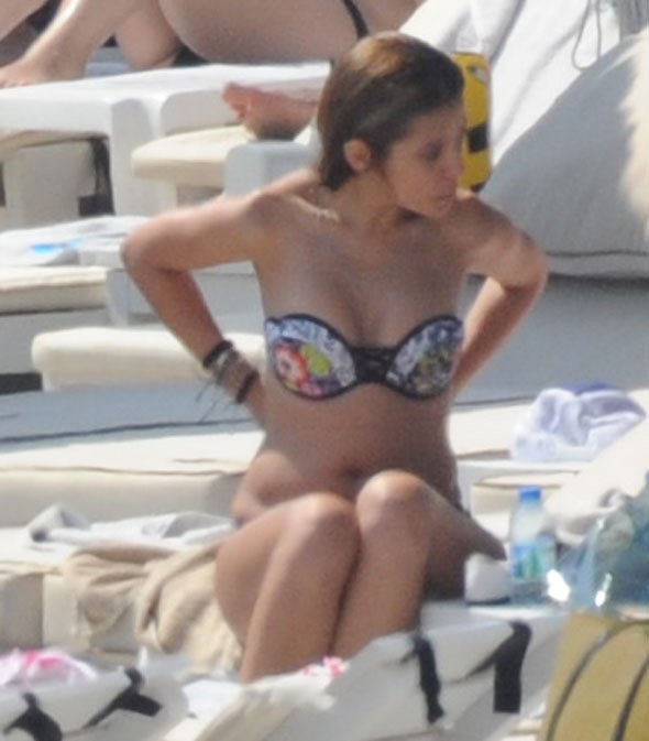 Selin Şekerci plajda bikini değiştirdi