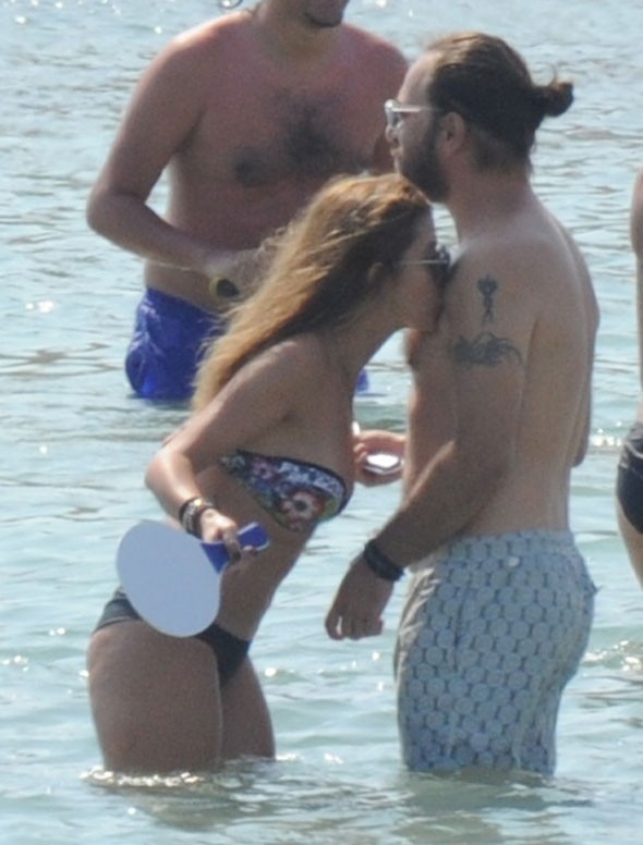 Selin Şekerci plajda bikini değiştirdi
