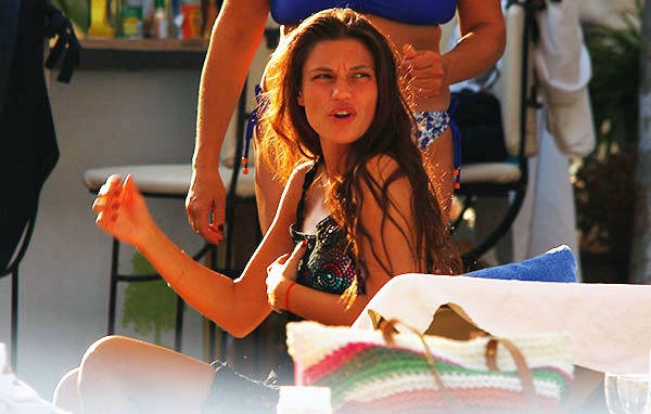 Yüsra Geyik (Zeliş) Bikinili