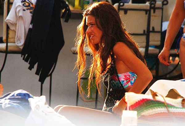 Yüsra Geyik (Zeliş) Bikinili