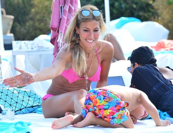 Çağla Şikel Sahile Sere Serpe