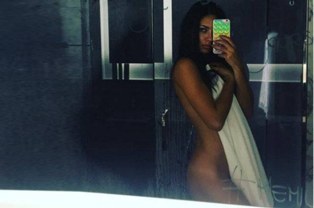 Ayna karşısında çıplak selfie modası!