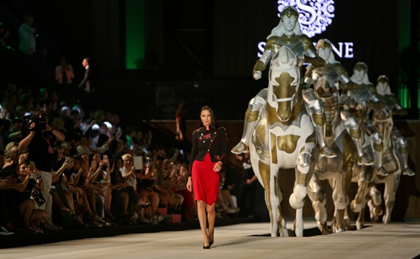 Adriana Lima’dan Ana Beatriz Barros’a ‘bebek’ öpücüğü!