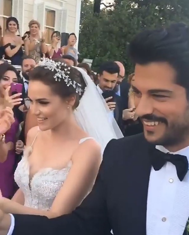 Burak Özçivit ve Fahriye Evcen'in düğününden ilk kareler 