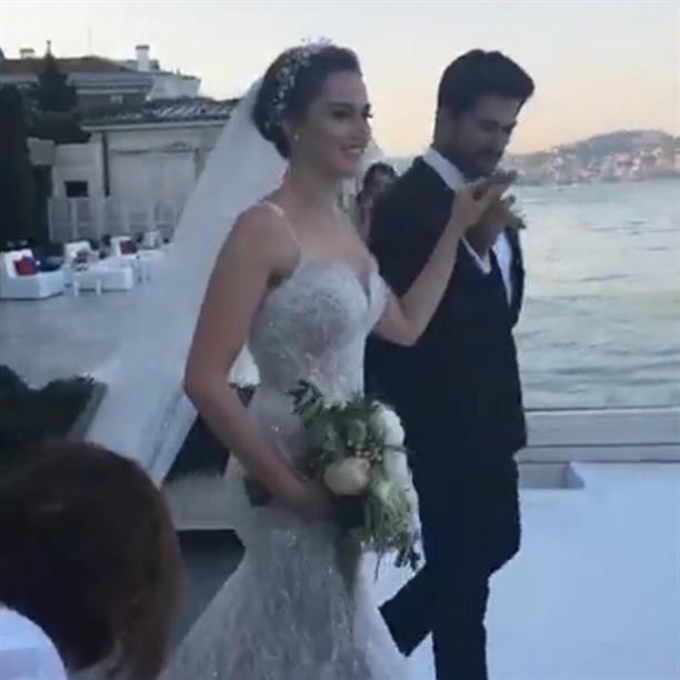 Burak Özçivit ve Fahriye Evcen'in düğününden ilk kareler