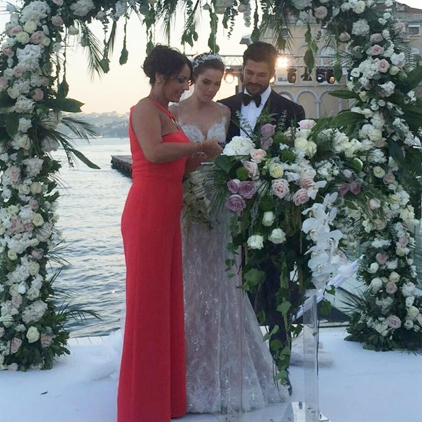 Burak Özçivit ve Fahriye Evcen'in düğününden ilk kareler
