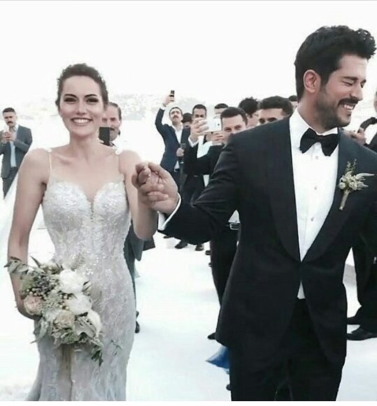 Burak Özçivit ve Fahriye Evcen'in düğününden ilk kareler 