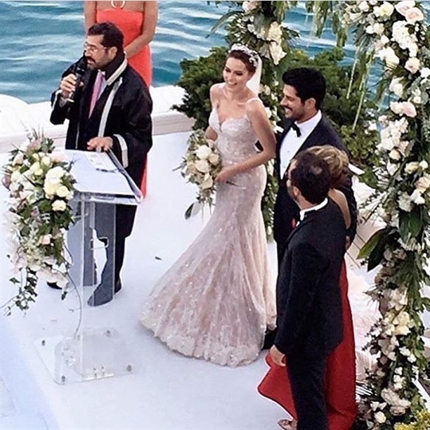 Burak Özçivit ve Fahriye Evcen'in düğününden ilk kareler 