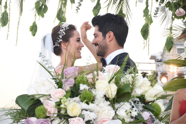 Burak Özçivit ve Fahriye Evcen'in düğününden ilk kareler 
