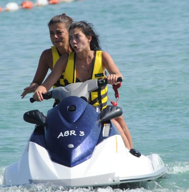 No: 309’un Lale’si Demet Özdemir plajda