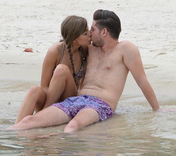 Buse Narcı ve Cemre Burak aşka geldi