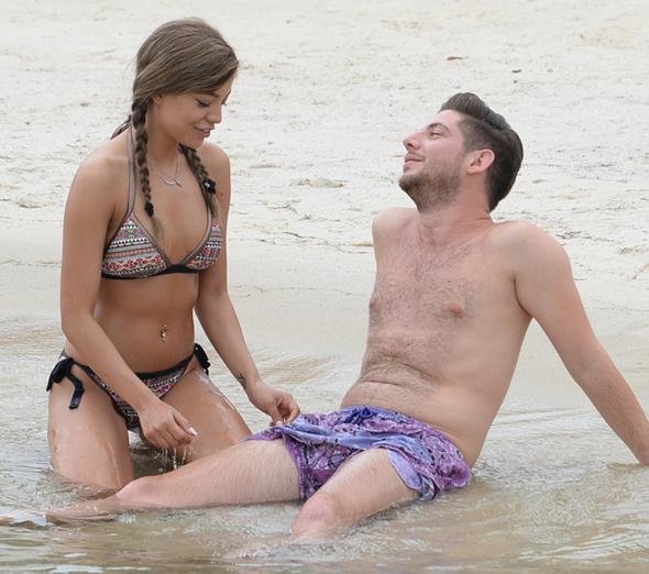 Buse Narcı ve Cemre Burak aşka geldi