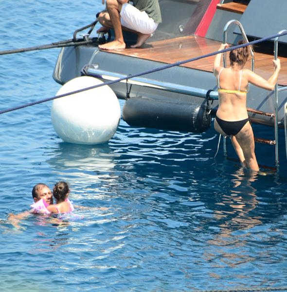 Zuhal Topal'ın teknede tatil keyfi!