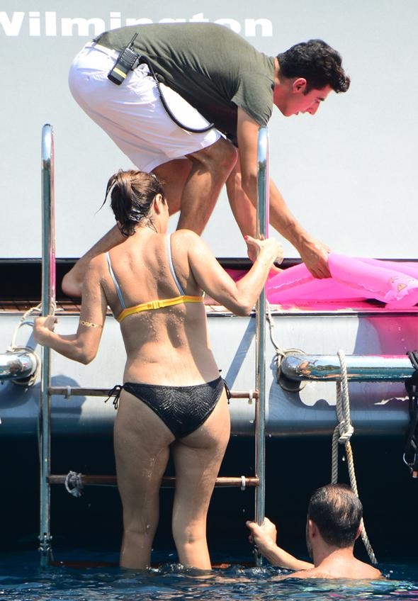 Zuhal Topal'ın teknede tatil keyfi!