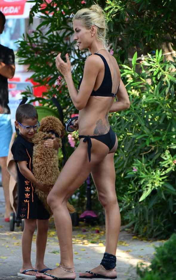 Çağla Şıkel'in kas gösterisi!