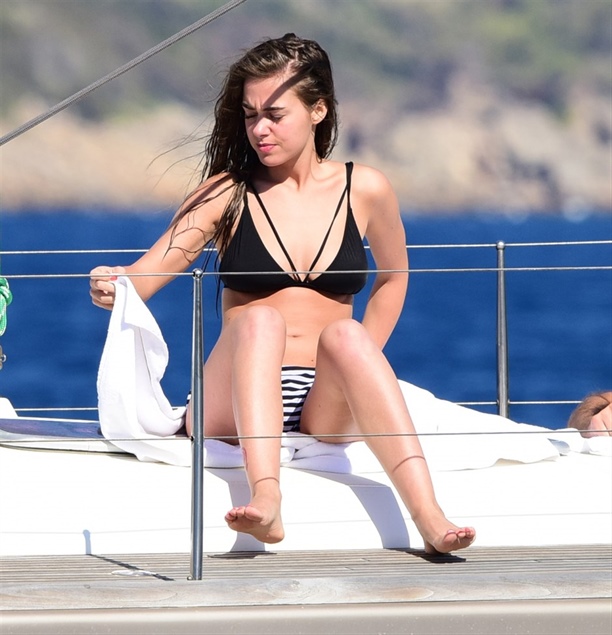 Bikinili Bensu Soral nefes kesti!