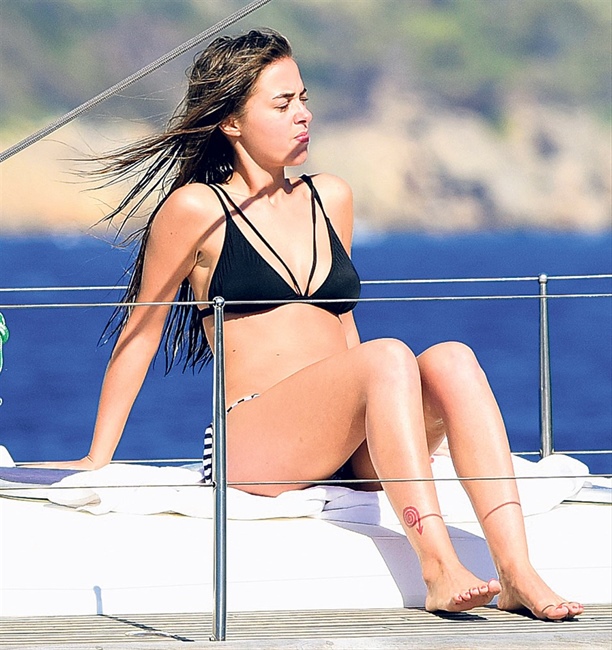 Bikinili Bensu Soral nefes kesti!