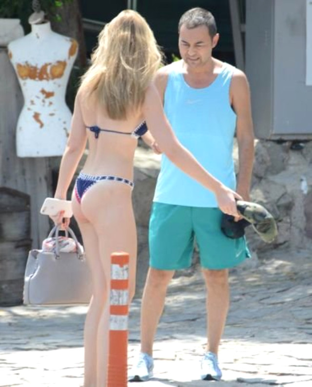 Chloe Loughnan Bikinili