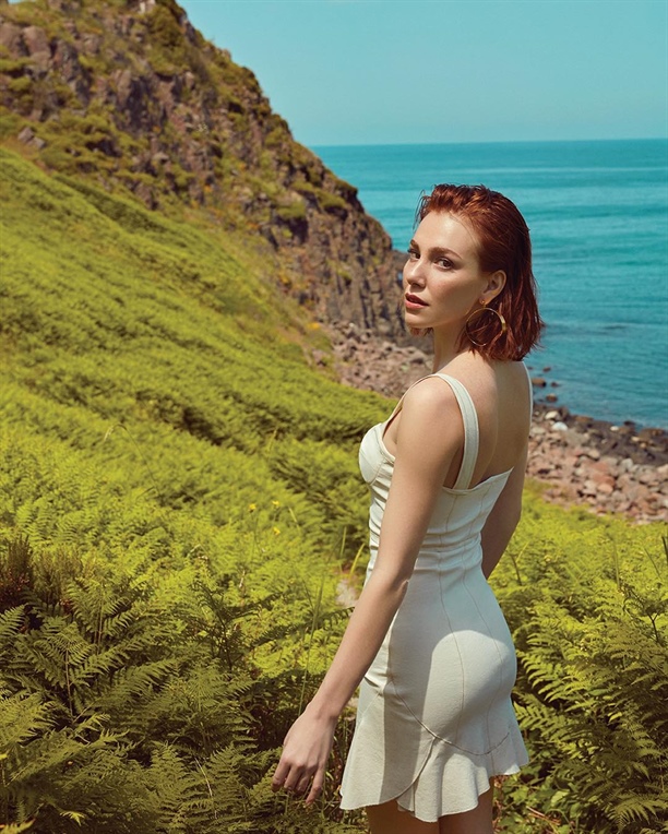 Elçin Sangu, 'Defne'yi gömdü!