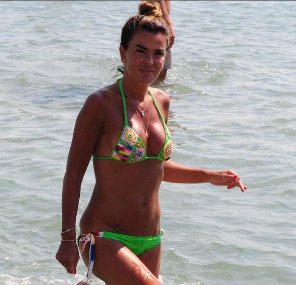 Özlem Yıldız yazın tadını çıkarıyor!