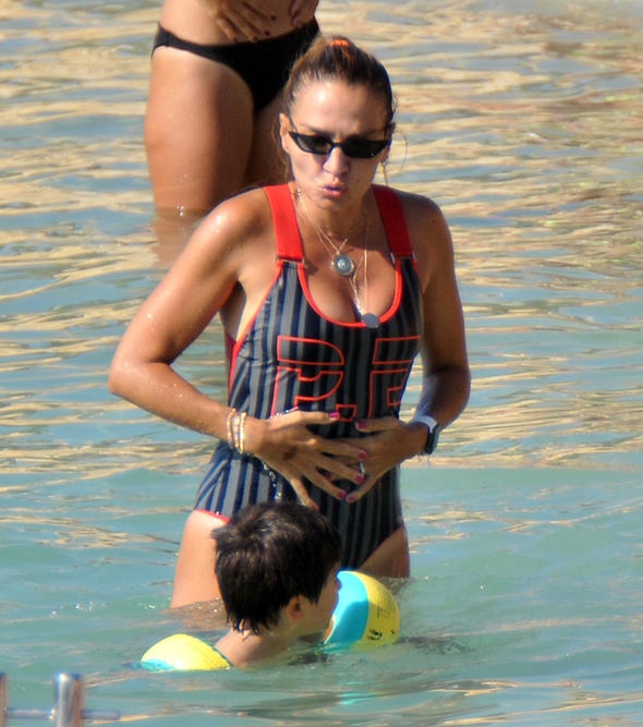 Ebru Akel'den yüzme dersleri!