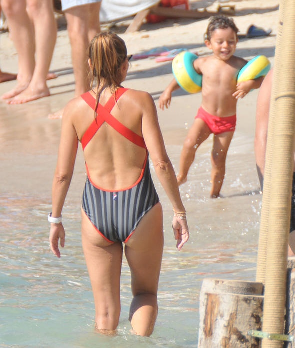 Ebru Akel'den yüzme dersleri!