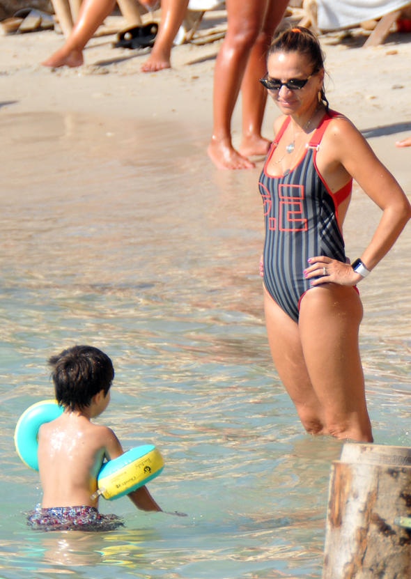 Ebru Akel'den yüzme dersleri!