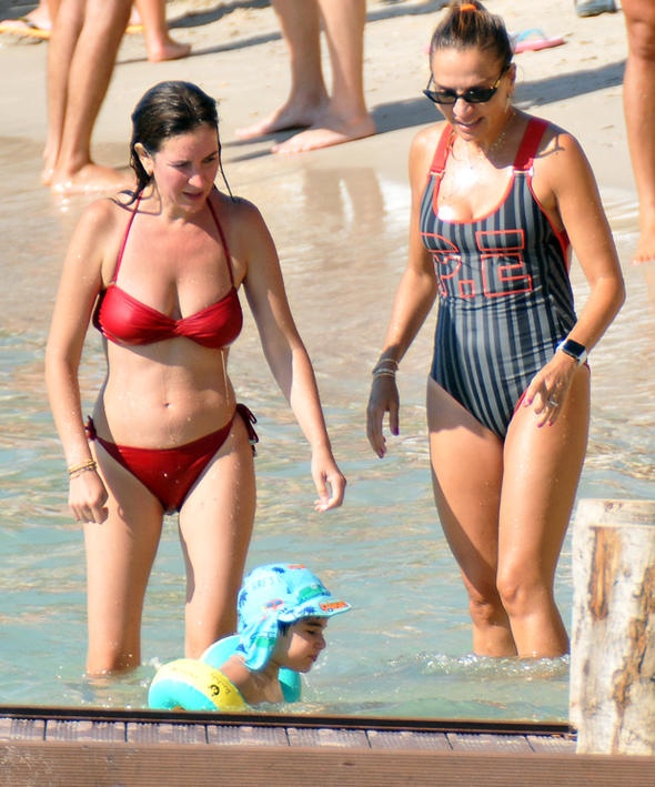 Ebru Akel'den yüzme dersleri!