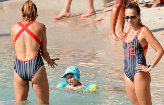 Ebru Akel'den yüzme dersleri!