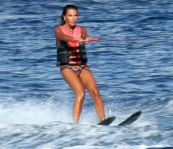 Özlem Yıldız yazın tadını çıkarıyor!