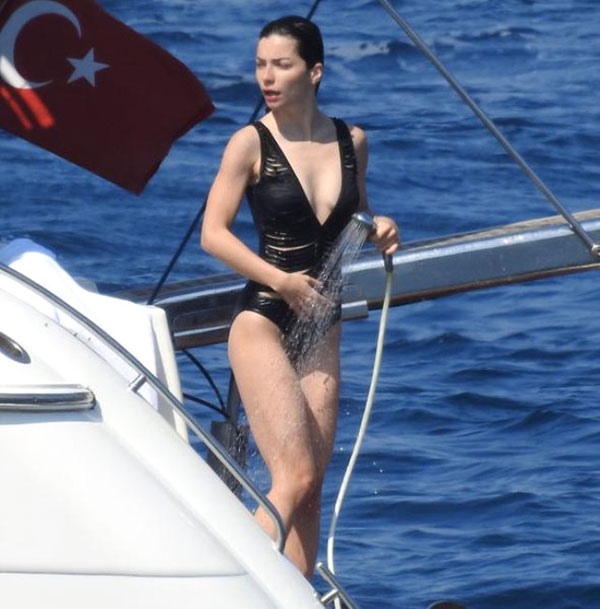 Ünlü işadamı Merve Boluğur'u takipte! 