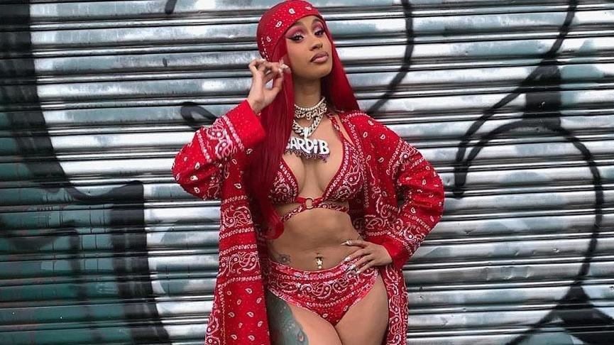 Cardi B, şortlu pijama takımıyla Super Bowl partisinde sahneye çıktı