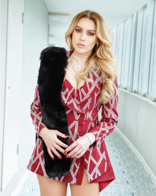 Hadise'nin dekoltesini beğenen beğenene!