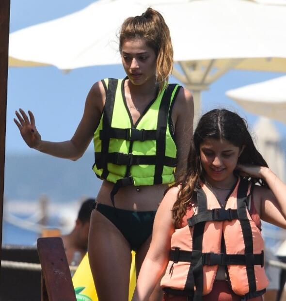 Simay Barlas tatilde! 