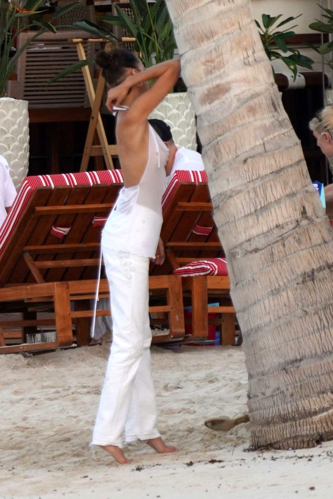 Bella Hadid iç çamaşırsız giydiği şeffaf bluzu ile dikkat çekti