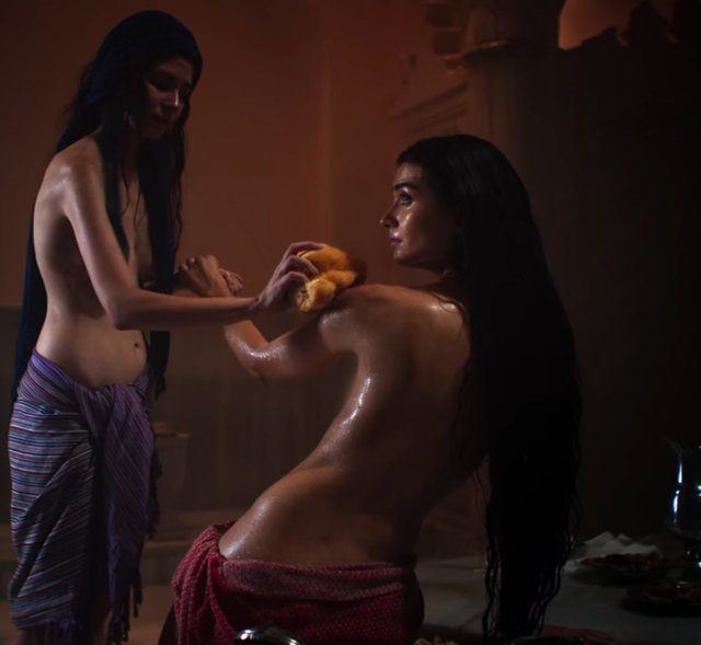 Tuba Büyüküstün, hamam sahnesiyle Rise of Empries Ottoman'a damga vurdu