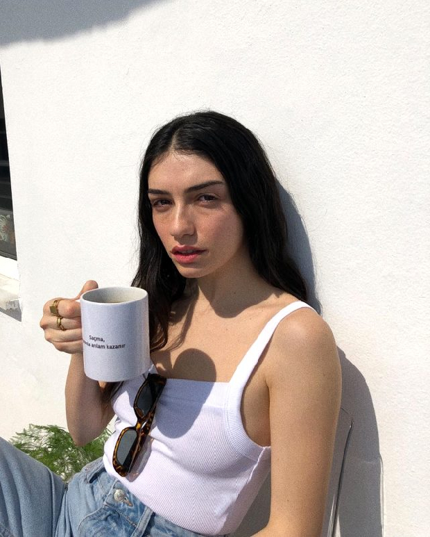 Hazar Ergüçlü'nün iç çamaşırsız pozlarına beğeni yağdı