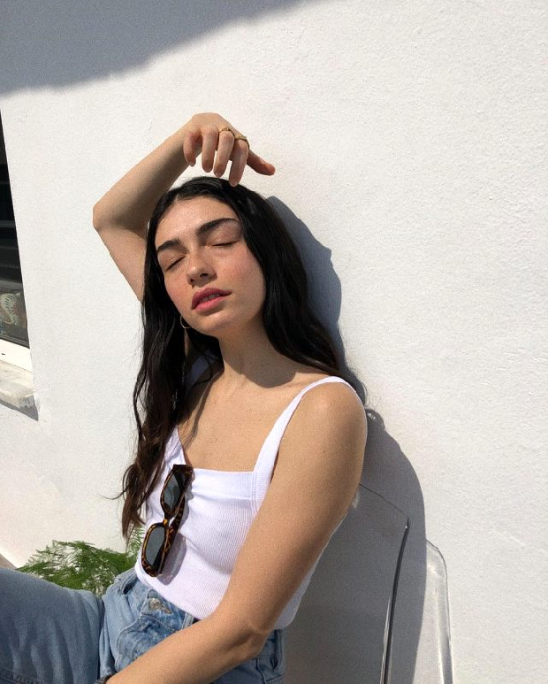 Hazar Ergüçlü'nün iç çamaşırsız pozlarına beğeni yağdı