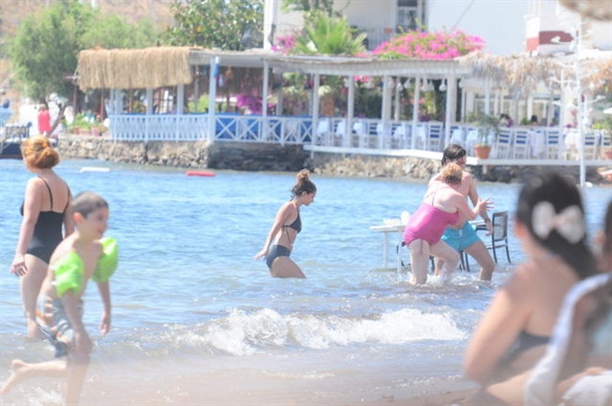 Atiye ilk kez bikinili görüntülü!