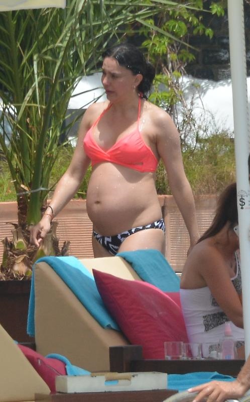 Hande Ataizi denizde ferahladı!