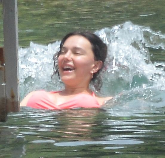 Hande Ataizi denizde ferahladı!