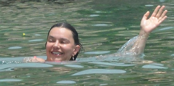 Hande Ataizi denizde ferahladı!