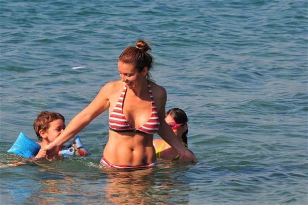 Özge Özberk oğuluyla tatilde!