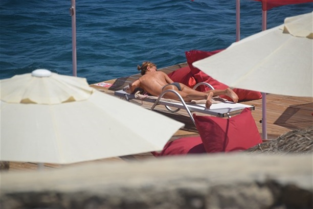 Ece Vahapoğlu sahilde de rahat durmadı!